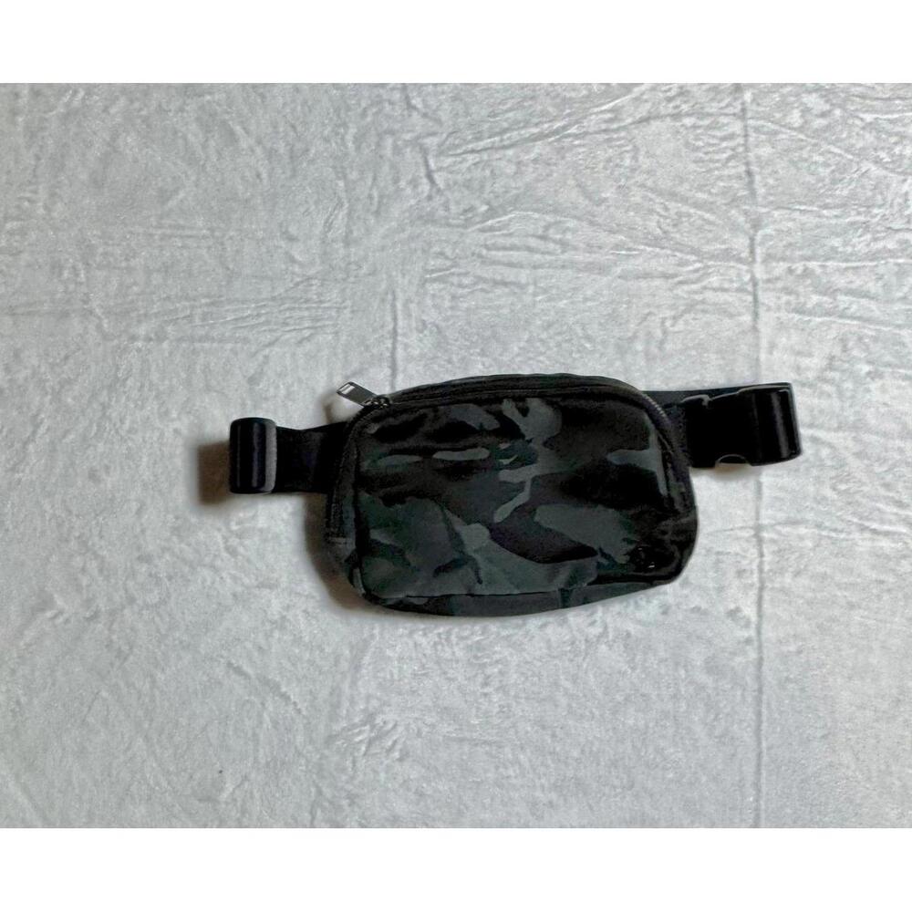Lululemon Everywhere Belt Bag Coal Camo – Good Condition